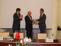 Prof. Dr. Yazgan a onur madalyası 